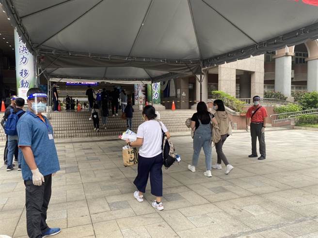 111 学年度统一入学测验于今(1)日顺利完成，据技专校院入学测验中心统计，本次统测考试累计确诊人数294人，使用隔离试场2582人，启用隔离试场数338间，本次成绩单将于5月19日寄发。  （教育部提供）