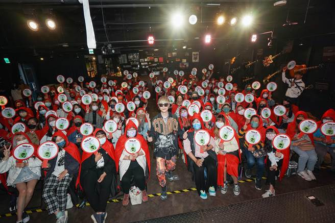 萧秉治的歌迷扮成 「女巫」手举「毒药」牌表达支持。（相信音乐提供）