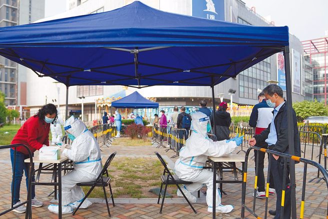 北京市累計已350人確診，近日展開區域核酸篩查。圖為北京市朝陽區核酸採樣點。（新華社）