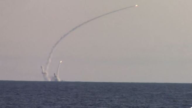 俄罗斯基洛级潜舰连续发射4枚潜射巡弋飞弹。(图/Russian Ministry of Defense)