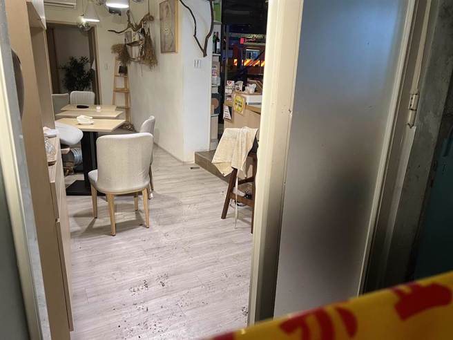 餐廳老闆夫妻倒臥店內地面。（王揚傑攝）
