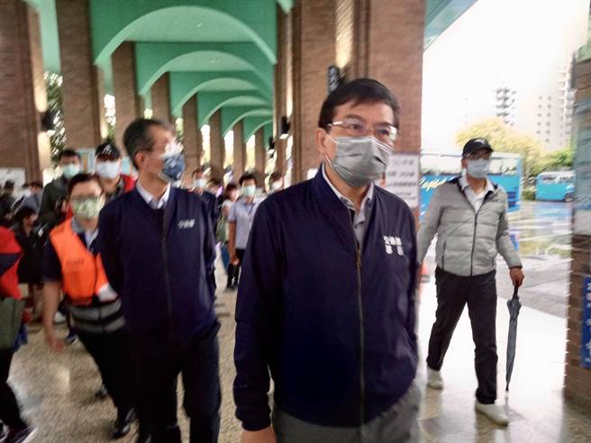 通部长王国材今日（1日）下午抵达罗东转运站视察疏运状况。（吴佩蓉摄）