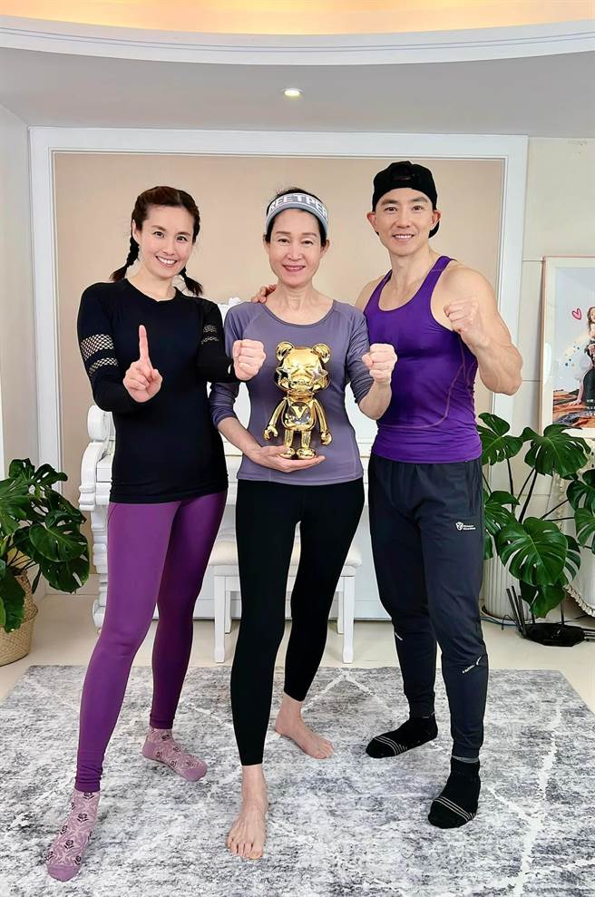 刘畊宏（右）除了带着老婆王婉霏（左）一起直播教健身外，有时也会拉岳母（中）加入。（摘自微博）