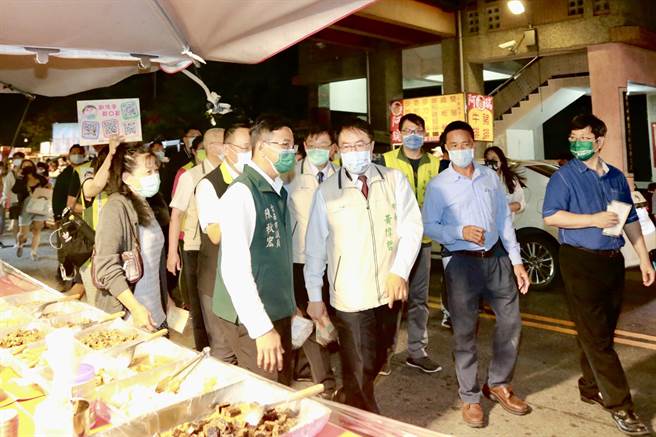 台南市长黄伟哲（第一排左二）今晚前往下营夜市视察营业状况。（台南市政府提供／张毓翎台南传真）