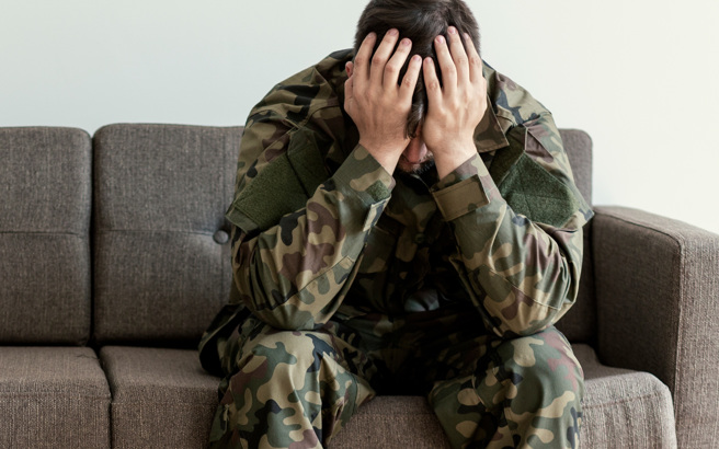 20岁士兵发现嘴巴有溃疡，要求验退，医官发现他无法张大嘴，最多只能张开到「2根手指大小」，转到大医院做切片检查，果然发现罹患口腔癌。（示意图，达志影像/shutterstock）