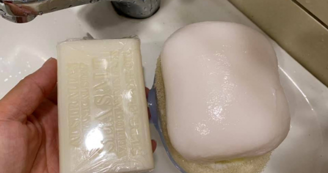 网友PO出好市多买来的精油肥皂越洗越大块，左为使用前，右为使用后，恐怖对比照曝光，内行人一看急劝快丢掉。(图/截自Costco好市多 商品经验老实说脸书)