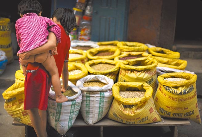 通膨衝击尼泊尔民生图╱美联社