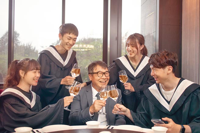 台南大員皇冠假日酒店元素自助餐廳推出謝師宴，讓學子們向老師獻上感恩之意。圖／台南大員皇冠假日酒店提供
