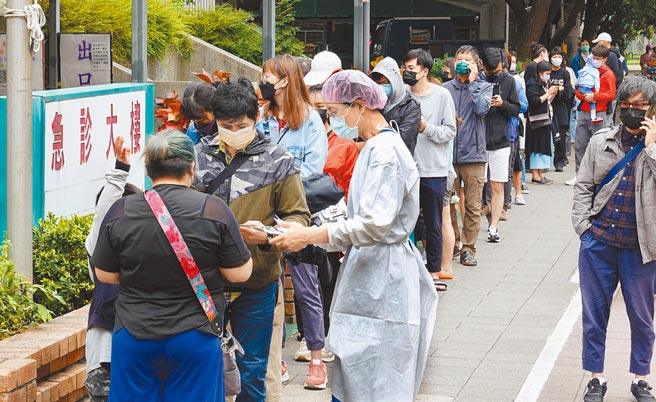國內首款唾液快篩前天審核過，但卻引發諸多質疑。圖為台北市立聯合醫院和平院區昨日出現大批前往快篩採檢的民眾，隊伍在急診大樓外排出長長的人龍。（姚志平攝）