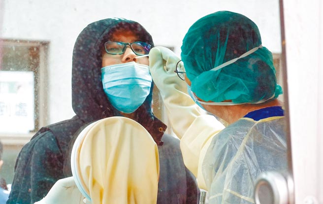 疫情指揮中心指揮官陳時中昨表示，國內醫院、社區採檢站的陽性率是百分之9。圖為民眾至醫院快篩採檢的畫面。（姚志平攝）