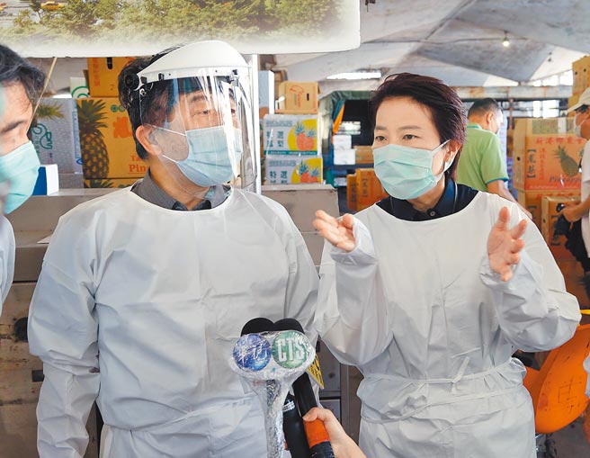 受疫情拖累，民進黨憂衛福部長陳時中（左）參選台北市長變數很大，黨內已傳出與台北市副市長黃珊珊（右）合作的構想。（本報資料照片）