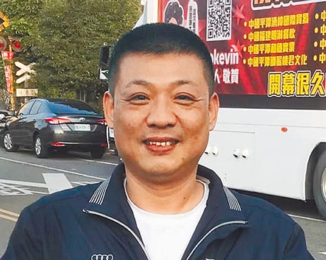 蔡英文總統當初競選時，民進黨曾發小豬撲滿向民眾募集選舉經費，顏旭懋（見圖）曾打造全國最大快樂豬撲滿捐款蔡英文。（摘自顏旭懋臉書）