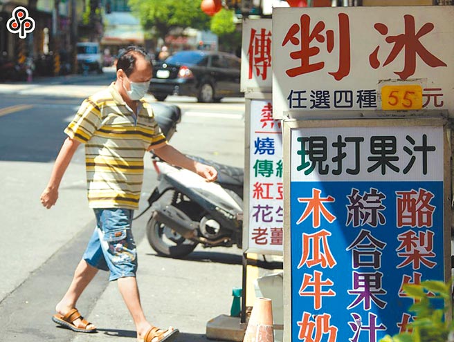 医师表示，台湾夏天常见肠胃不适，原因是天气热，民眾喜欢吃冰，对肠胃运作不好。图为天气炎热，有民眾忍不住前往冰店吃冰消暑。（罗永铭摄）