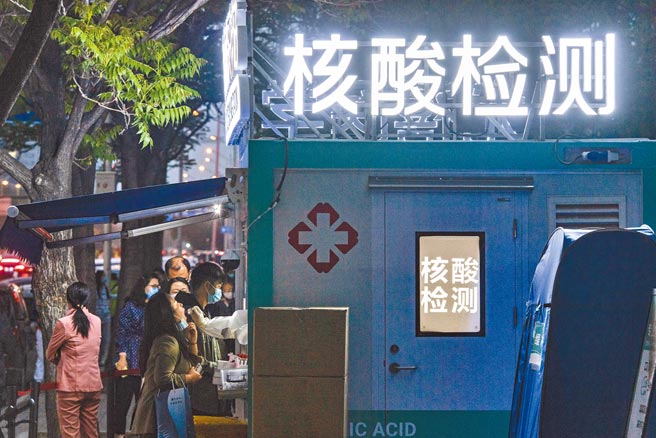 北京市从5月5日起，搭乘大眾运输工具，皆须出示7天内的核酸检测阴性证明。图为朝阳区望京地区一处核酸检测点。（中新社）