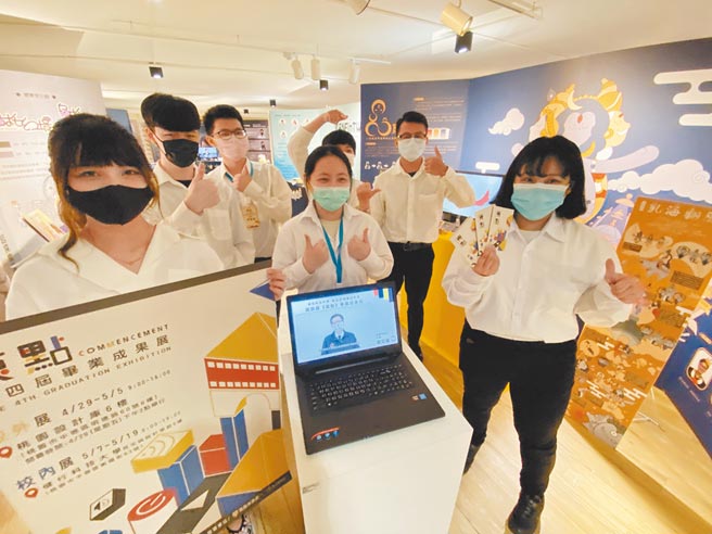 桃園市長鄭文燦透過視訊參與畢展。（健行科大提供／蔡明亘桃園傳真）