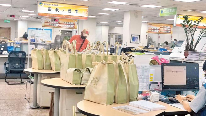 桃园区公所1天最少要送出600份防疫包，人数多时甚至800份还会超过，因为量实在太大，里干事们4月只休息1天，还是因为防疫包不足才放假。（赖佑维摄）