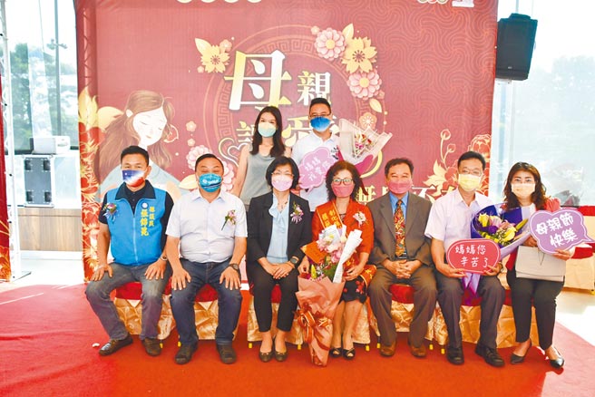 员林市吴彭秀霞荣获模范母亲，县长王惠美颁奖表扬，全家合影。（吴敏菁摄）