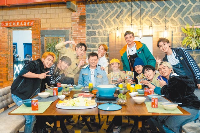 「老屋」首日营业成功，炎亚伦（前左四）一度压力大到崩溃。（TVBS提供）