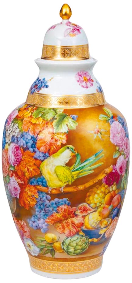 《春山鸟啭》花瓶，洛可‧罕米杰（Rocco Hummitzsch）模拟一位成功者的视角，让我们一起分享他的喜悦。厚重的窗帘与丰盛的瓜果，象徵富足与无忧；一对幸福的鹦鹉正以鸟喙示爱，整只花瓶充满温馨而愉悦的氛围，浑圆的线条犹如赋予爱、幸福、财富与和谐的宝箱。（麦森提供）