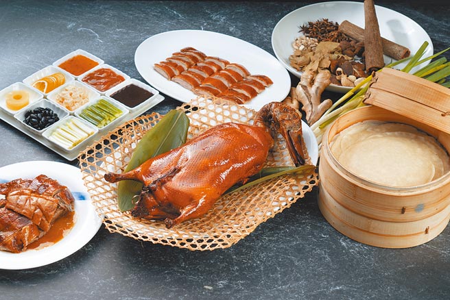 義大皇家酒店皇樓中餐廳提供米其林級餐點外帶在家過節。（義大皇家酒店提供）