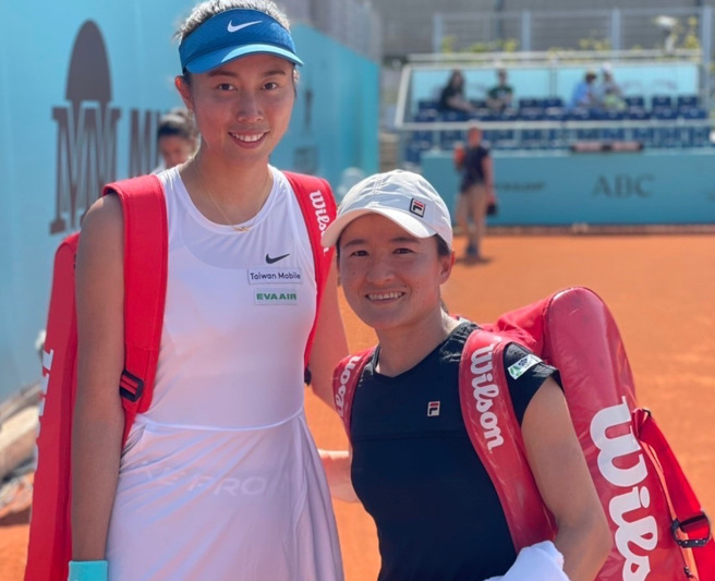 詹皓晴（左）、青山修子（右）在馬德里大師賽首輪直落二過關。（劉雪貞提供）