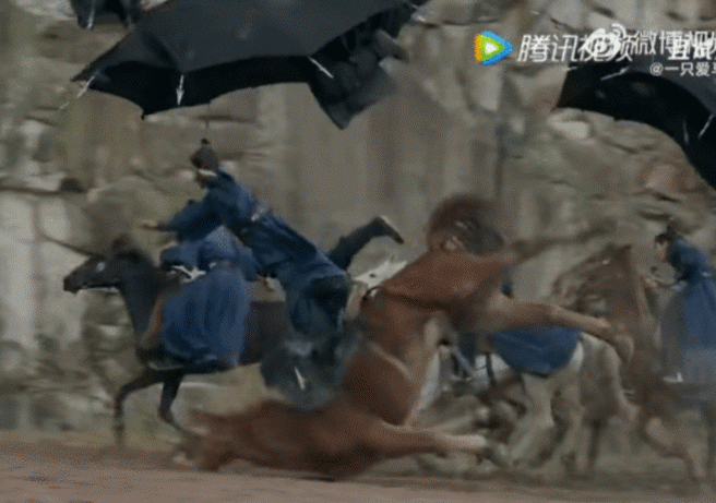 《且试天下》中的马匹跌倒画面被疑是使用真马。（图／微博）