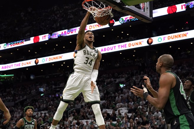 阿提托康波切入完成单手爆扣美技。(美联社)