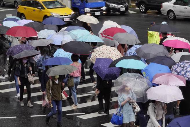 北部、东北部及中南部到周日都断断续续有雨。(资料照/黄子明)