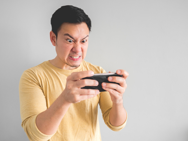 一名水泥工傳訊息威脅案主，雖錯字連篇仍遭到法院判刑。（示意圖／Shutterstock）