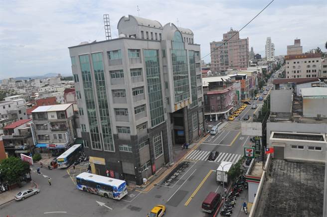 金门警方自5月份起在全岛7大路口加强安全执法，金城车站前路段是重点目标之一。（李金生摄）