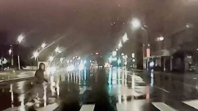 庄姓男子2日凌晨步行过马路时，遭到4辆车接连辗过，送医不治。（翻摄画面）