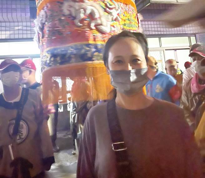 李女感念10年前，警方带到大甲妈祖娘伞下如愿祈福。（警方提供）