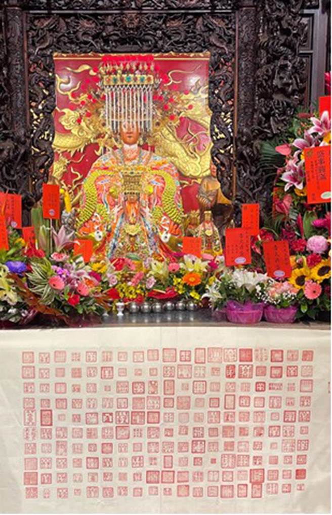 今年她搜集沿途189个宫庙印信，并送给所长林士钦祈警平安。（警方提供）