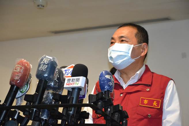 新北市长柯文哲昨日怒批中央流行疫情指挥中心指挥官陈时中「坐在冷气房看数据」，不知道地方实际状况。新北市长侯友宜今被问及是否有类似心情，他表示，个人「箇中滋味、点滴在心头」。（蔡雯如摄）