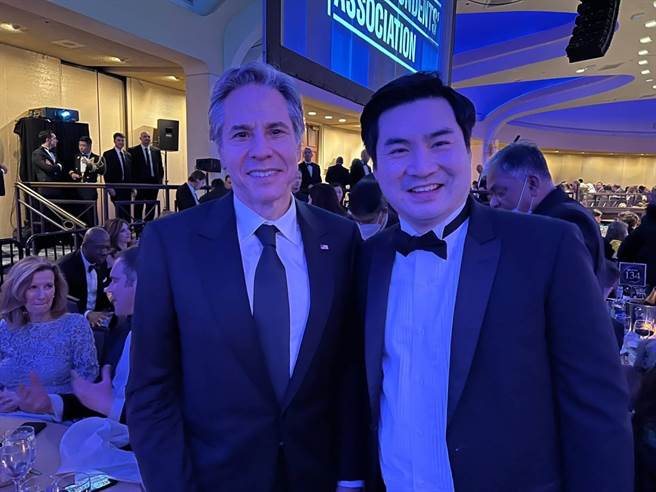 国民党驻美副代表黄裕钧与美国国务卿布林肯交谈。（黄裕钧提供）