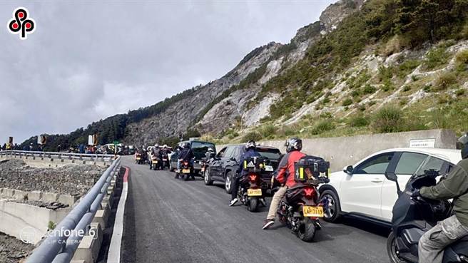 南橫公路復通首日，大批重機騎士與民眾擠在南橫公路往台東埡口平台的路上。（公路總局提供）