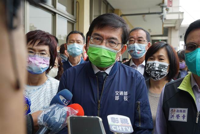 台鐵產業工會控交通部長長王國材對基層聲音充耳不聞，王國材回應表示，改革中間衝突難免，會持續在維護台鐵員工權益與永續發展間，取得共識讓台鐵更好。(吳建輝攝)