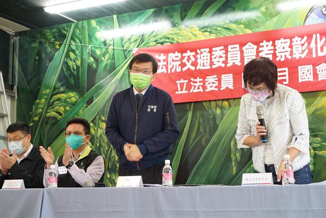 交通部長王國材２日一早現身彰化，與立法委員陳素月、彰化縣長王惠美、到田中、溪湖、和美等地考察。(吳建輝攝)