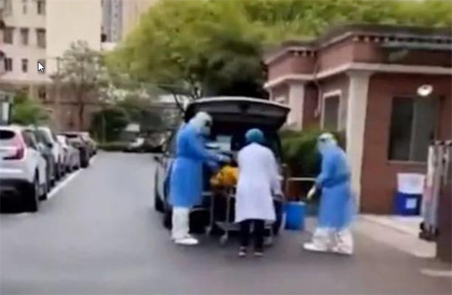 大陆网路1日传出上海有福利院「老人未死亡被拉走」消息属实，相关部门已介入调查。（截自微博）