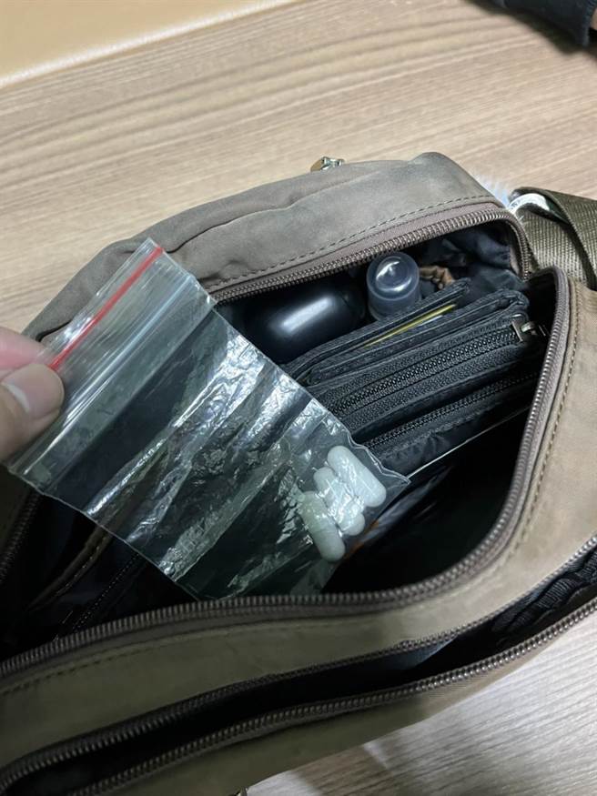 员警在蔡姓毒虫的包包发现3颗胶囊。（警方提供）