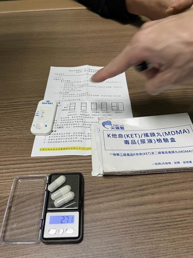 经员警检测胶囊内成分，发现蔡姓男子持有第三级毒品K他命。（警方提供）