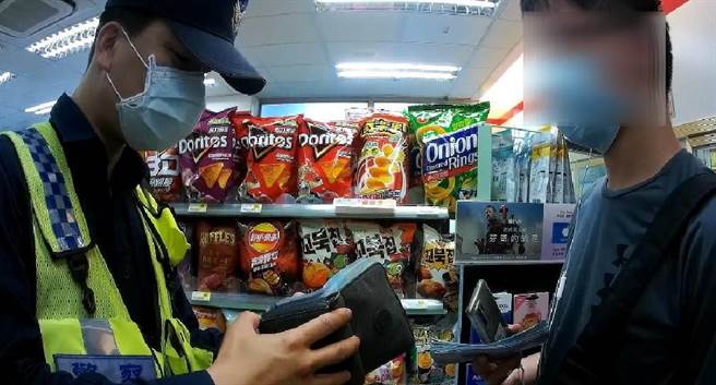 年仅20岁的男大生，在网路上买书，因而接到诈骗集团电话，对方提到他的买书资料都吻合，让他信以为真，一口气将户头里的15万元全提领出来，还好员警及时赶到成功拦阻，这笔钱才未被转存入诈骗集团的人头帐户。（警方提供／谢琼云台中传真）