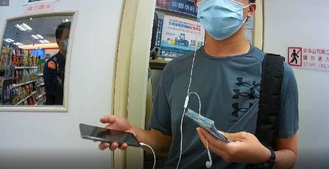 年仅20岁的男大生，在网路上买书，因而接到诈骗集团电话，对方提到他的买书资料都吻合，让他信以为真，一口气将户头里的15万元全提领出来，还好员警及时赶到成功拦阻，这笔钱才未被转存入诈骗集团的人头帐户。（警方提供／谢琼云台中传真）