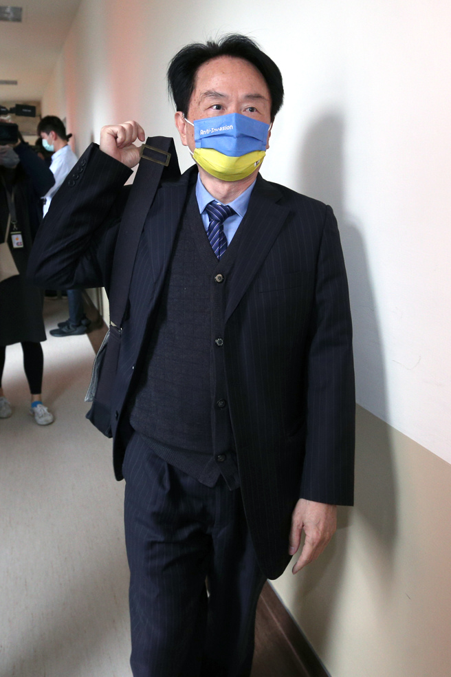 国史馆日前举办「旧金山和约及台北和约生效70周年研讨会」，馆长陈仪深及学者提及「台湾地位未定」，遭蓝营批评执政党带头否定自己对台湾统治的合法性。陈仪深2日在立法院受访时澄清是误解，他没有说过台湾未定论；随后他也在报告时补充正确说法，指台湾的国际法律地位过去未定、现在已定，强调台湾经过国会全面改选、总统直选等「有效自决」方式，已确立台湾主权地位。（黄世麒摄）