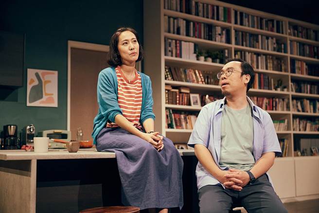 张诗盈(左）与陈彦达在《婚内失恋》舞台剧演出夫妻。（巨宸制作提供）