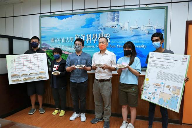 中山大学研究团队，海洋科学系斯里兰卡研究生Nathangi、博士后研究员陈煦森（现为屏科大助理教授）、斯里兰卡博士生Veran；美国威斯康辛大学密尔瓦基分校教授郭劳动；中山大学环境工程研究所助理教授黄柏荣及斯里兰卡斯里贾亚瓦德纳普拉大学教授Kamal （Dr. Kamal Ranatunga）。（国立中山大学提供／袁庭尧高雄传真）