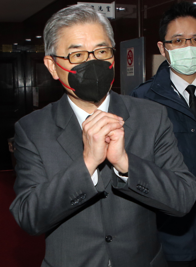 金管會主委黃天牧（見圖）2日到立法院財委會針對「如何加強防疫保單監理以落實消費者及股東權益保障」進行專題報告並備質詢，會前接受媒體聯訪針對防疫保單理賠壓力加劇，產險業憂心將陷入財務危機表示，若保險公司出現財務壓力，股東掏錢增資是第一要務，同時也暗示，隨著防疫政策變化，未來防疫保單理賠擴大解釋的部位已經不多。（趙雙傑攝）