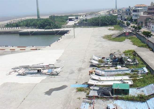 台中市五甲漁港的漁筏大都陳列在漁港陸地上，任其風吹雨打，讓老漁民既心痛又無奈！（市議員吳敏濟提供）