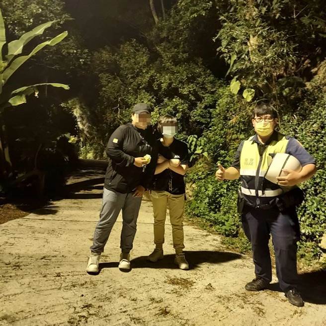 台中市兩名女子到太平區頭汴風景區遊憩，返程時草嶺步道出口約200公尺處，遭7隻汪星人大軍圍困，幸獲員警解圍脫困。（民眾提供／盧金足台中傳真）