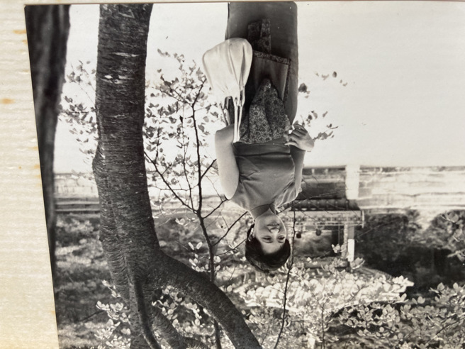 母亲马均权穿着旗袍的美丽身影。（作者提供）